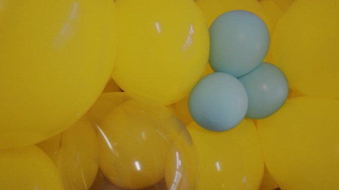 一群黄色的气球带着一点蓝色——近距离观察