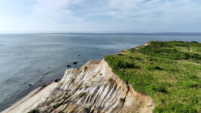 无人机拍摄的玛莎葡萄园悬崖俯瞰大海。