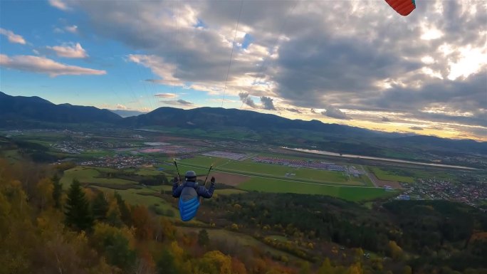 滑翔伞飞越秋天的森林，惊险刺激的滑翔伞