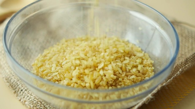 将生碾米粉倒入碗中的慢动作