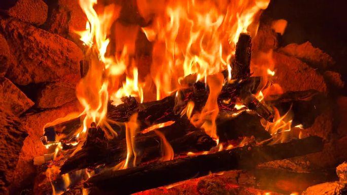 在大营火中燃烧大木棍和原木，炽热的火焰，森林和自然露营之旅，4K拍摄
