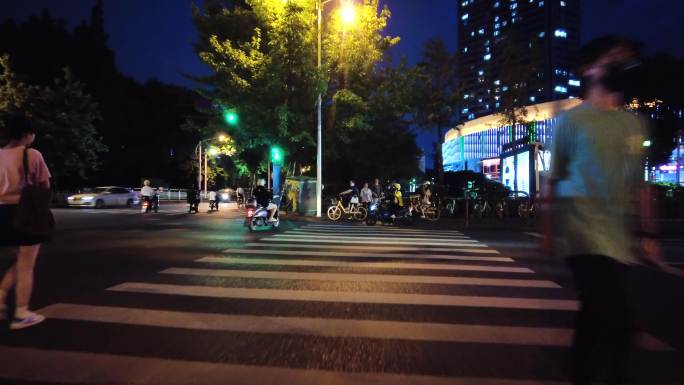 夜晚行人过马路