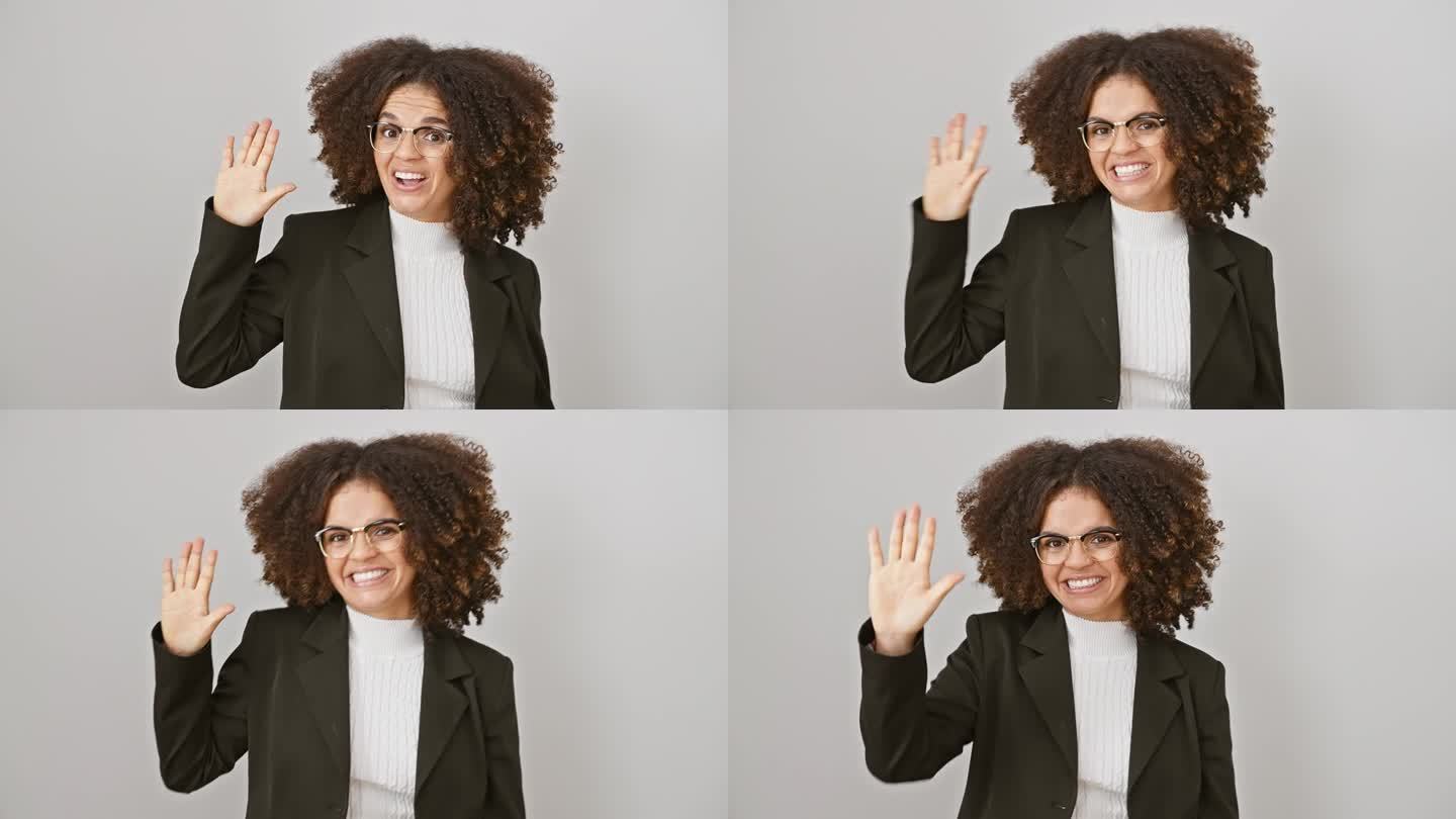开朗的西班牙裔卷发妇女举起5根手指，向上指着微笑，露出5号。站在孤立的白色背景上，散发着积极的氛围。