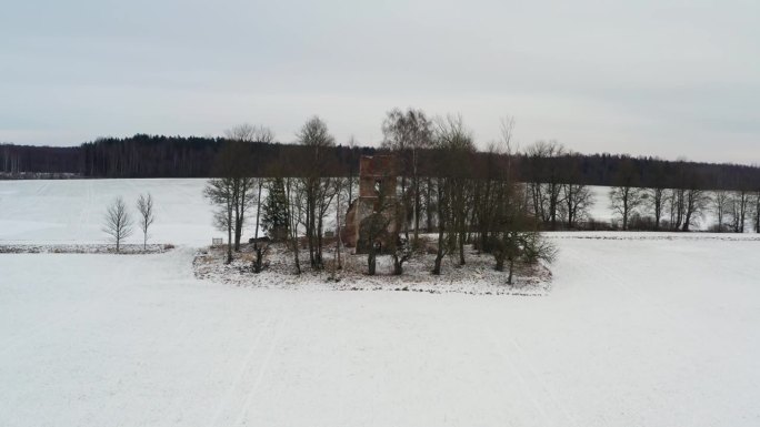 鸟瞰图在下雪的冬季景观与废弃的教堂废墟