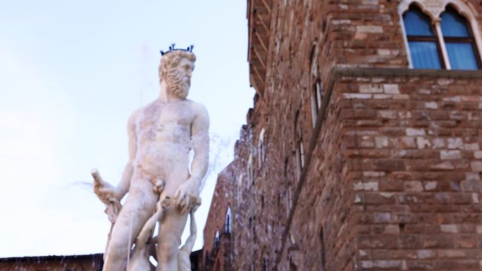 佛罗伦萨的海王星喷泉，位于老宫前的领主广场上。雕塑家Bartolomeo Ammannati于156