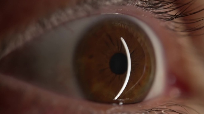 人眼球的极端微距特写-强烈的视网膜凝视