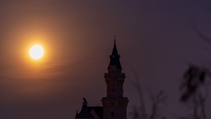 神秘城堡月亮落下狮子守护魔法世界延时摄影