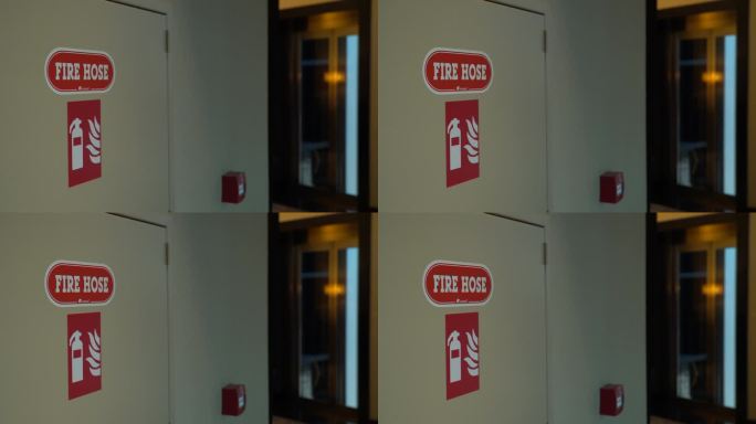 电梯后面有一个红色的标志，上面写着“消防水带”