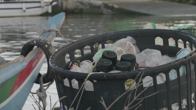 收集台湾台北周边海域的塑料垃圾，海洋塑料场景