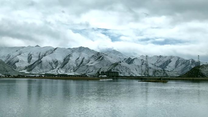 雪山湖面