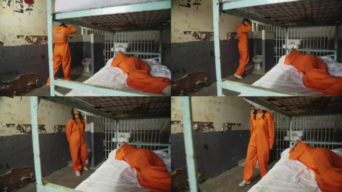 囚室里两个穿着囚服的女人