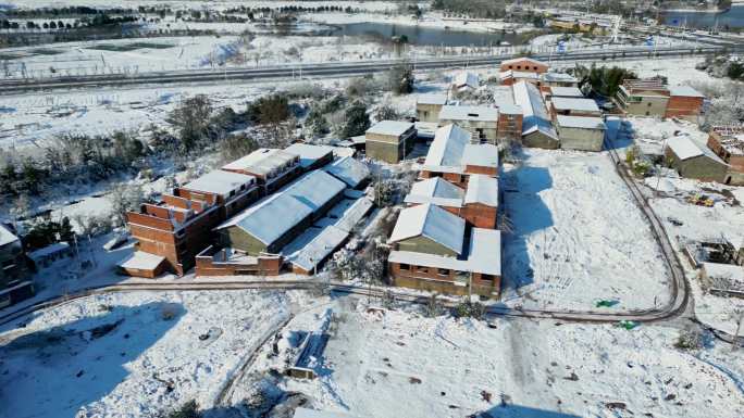 江南突然下雪后大雪下的村庄