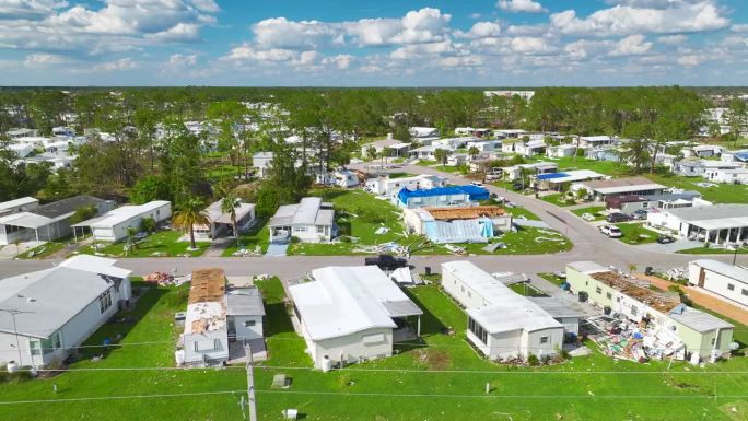 被飓风伊恩严重破坏的房屋位于佛罗里达州的活动房屋住宅区。自然灾害的后果