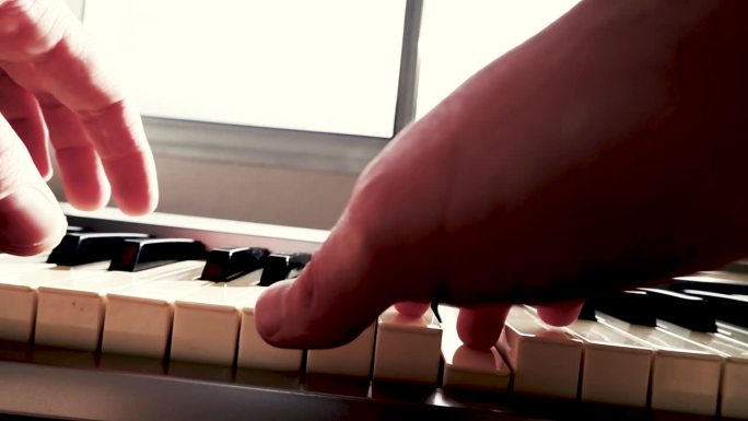 演奏钢琴、键盘、电子乐器