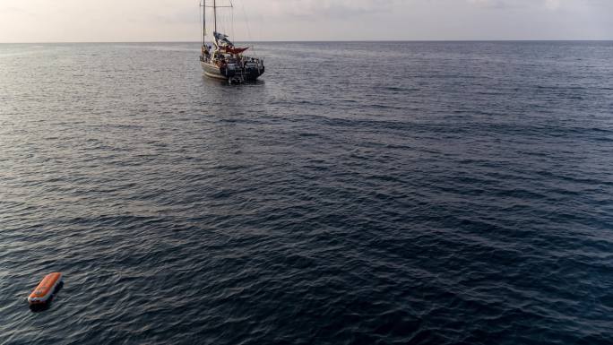 海上停泊的帆船渔猎中国南海【精品】
