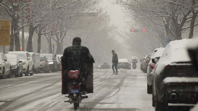 雪景中的电动车人