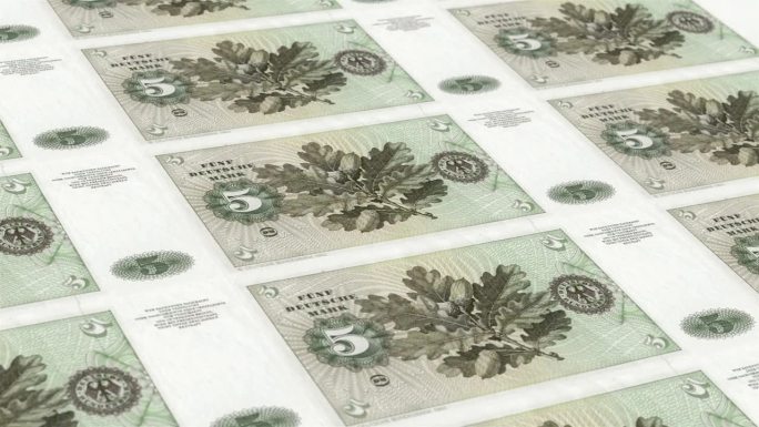 德国5号马克纸币印钞厂，印5号德国马克，印刷机印出德国马克，由货币印刷机印钞5号德国马克纸币观察面和