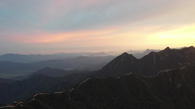 航拍夕阳下的万里长城