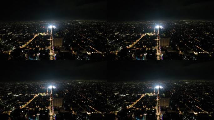 无人机拍摄的马德罗大道和佐卡洛在墨西哥城独立日庆祝活动中被照亮