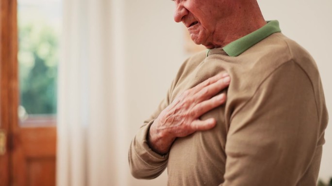 手、老年男性与心脏病发作伴痛、心血管保健及高血压的风险。特写，老年人和按摩胸部烧心，消化不良和医疗急