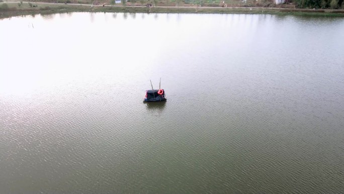湖边小船环绕展现城市
