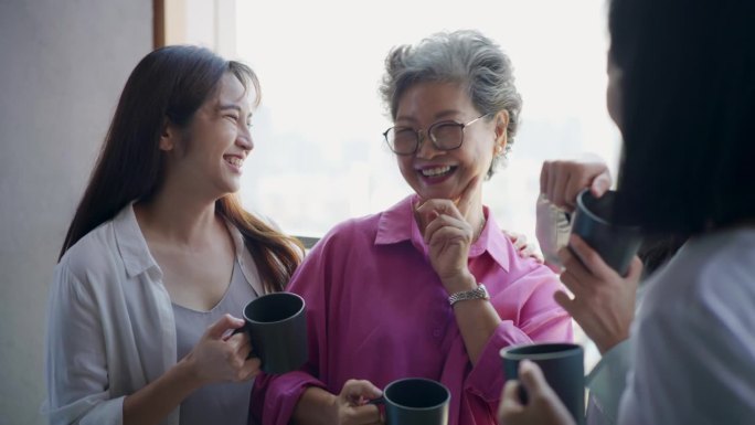 母亲和女儿聚集在公寓阳台上