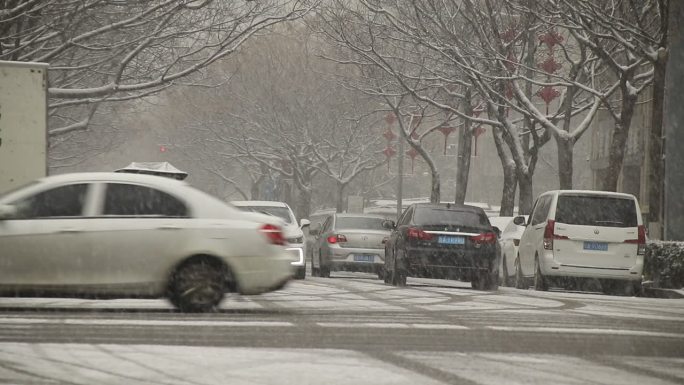 新年雪景：十字路口人车川流不息