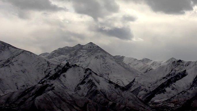 巍峨雪山