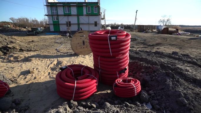 施工现场一堆红色电缆罩，用于铺设电缆