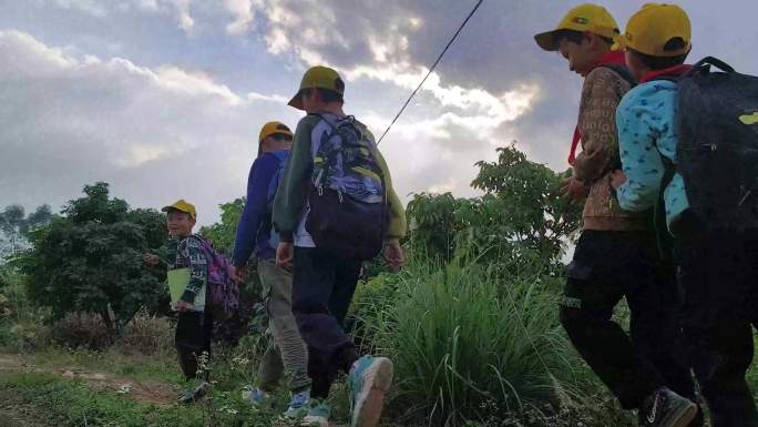 学生下课回家行走背影走山路野外光影脚步