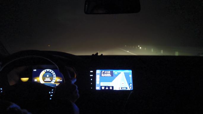 大雾天开车行驶