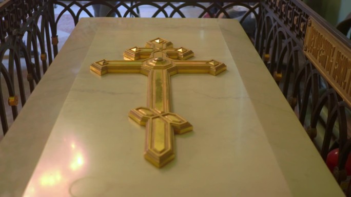 在圣彼得堡的彼得和保罗大教堂，刻有俄罗斯沙皇东正教十字架的大理石棺材