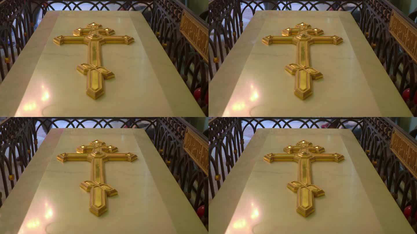 在圣彼得堡的彼得和保罗大教堂，刻有俄罗斯沙皇东正教十字架的大理石棺材