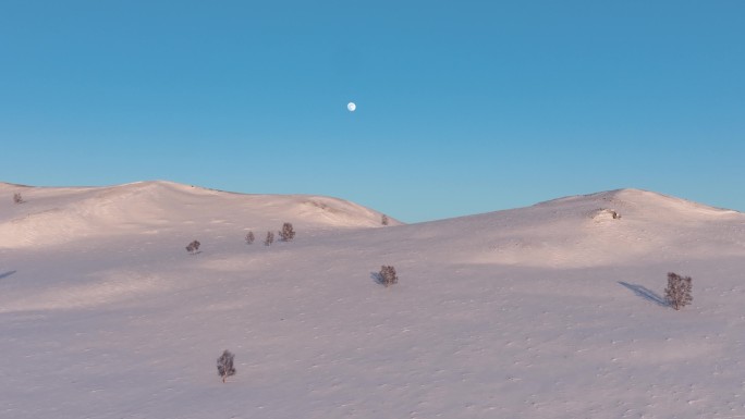 内蒙古自然风景丘陵山地雪原蓝天圆月