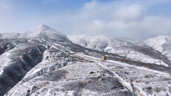 航拍雪后青边口长城