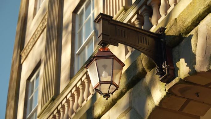 英国遗产博物馆巴克斯顿新月楼老式黄铜灯的特写