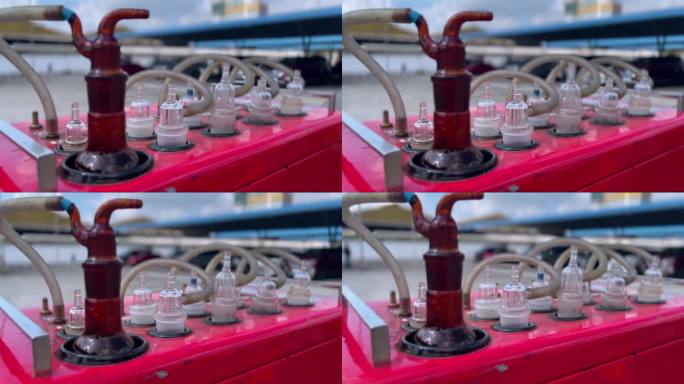 安装在Impinger和HVAS(高容量空气采样器)工具上的玻璃管和瓶子。测量空气洁净度的工具。特写