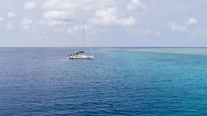 南海西沙群岛岛屿盘石屿湛蓝大海