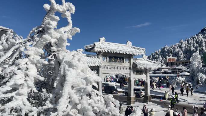 庐山小天池雪景冬季旅游人群冰雪