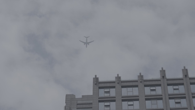 飞机飞行出发穿过建筑