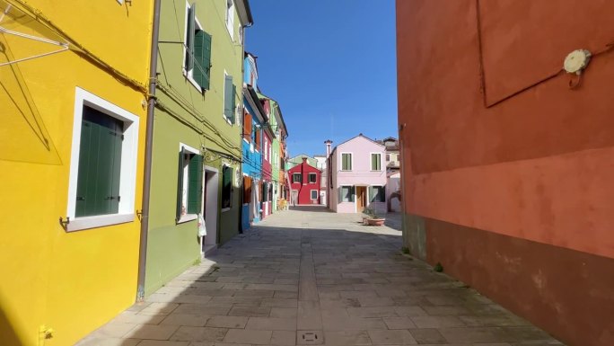 4K万向镜头展现意大利威尼斯布拉诺岛的迷人魅力在独特的建筑风格和丰富的历史中，沿着狭窄多彩的街道，充