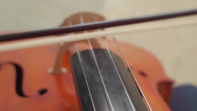 用大提琴弓演奏大提琴的近景。