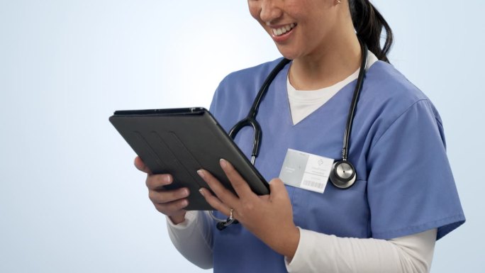 快乐的女人，双手和医生的平板电脑在研究或交流工作室蓝色背景。女性或护士在远程医疗、网络或网络搜索技术