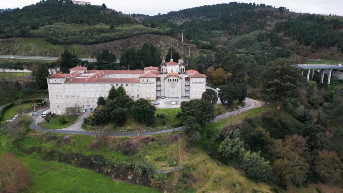 无人机迅速降落到西班牙天主教神学院的入口处