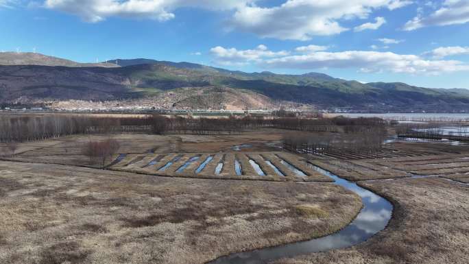 蓝天白云下的剑湖湿地省级自然保护区