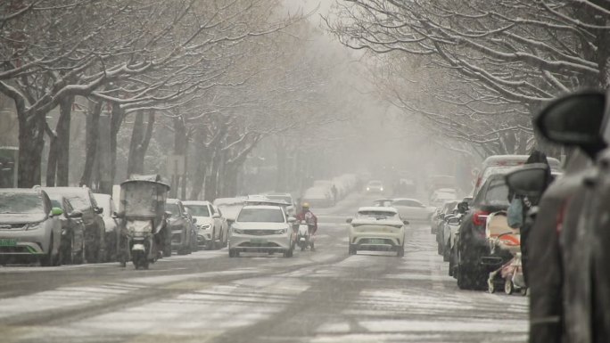 雪景之远去的小汽车