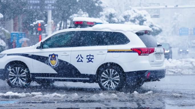 雪中公安车辆行驶