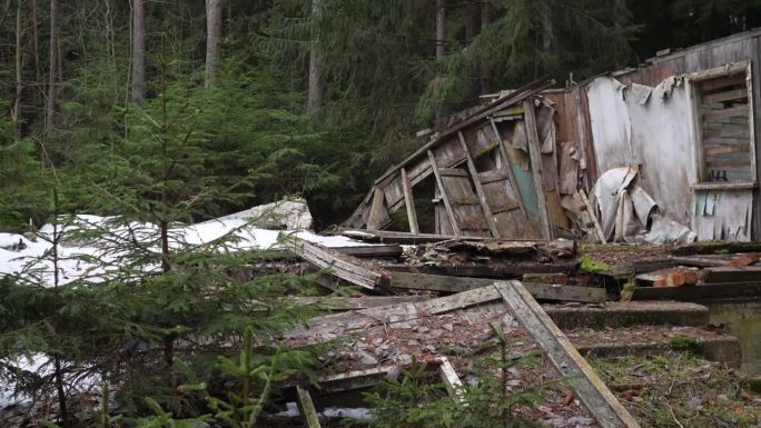 西伯利亚一座废弃监狱的木制废墟