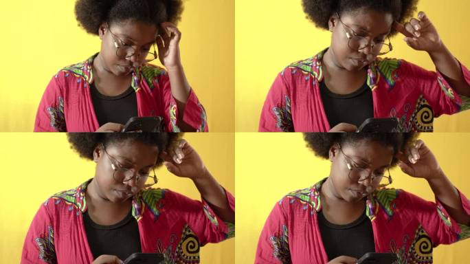 随意的非裔美国女性对智能手机上的信息做出跳舞的反应。