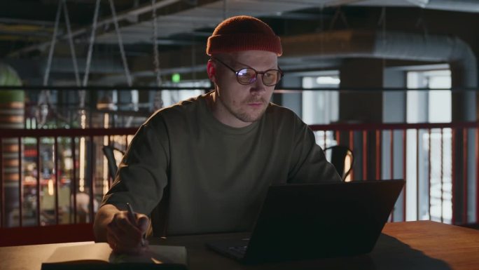 图为，一位30多岁的自由职业者在共享办公场所用笔记本电脑工作